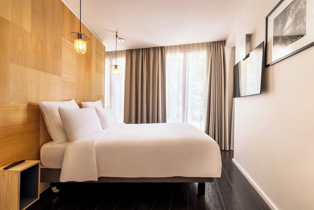 Cozy, Double Bed, Canal View, Le Citizen Hotel 2/6