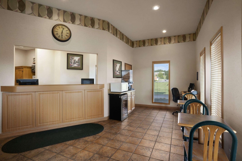 Super 8 by Wyndham Collinsville St. Louis 4/15
