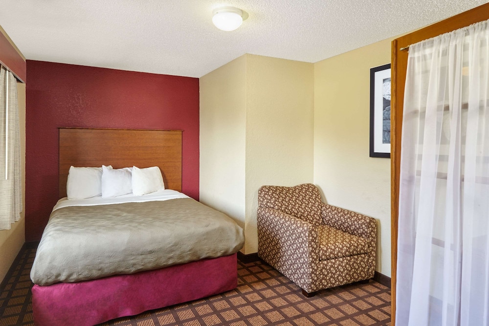 2 Bedrooms, Efficiency, King and Queen Bed