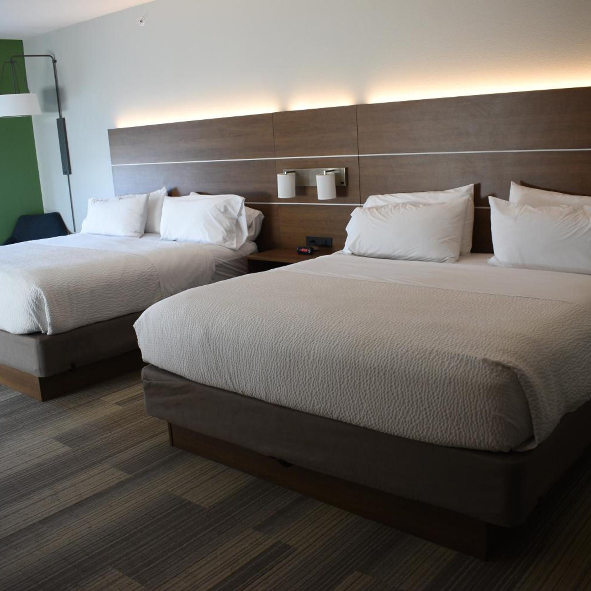 غرفة قياسية بسرير كينج وسريرين كينج، Holiday Inn Express and Suites Lincoln South 6/10