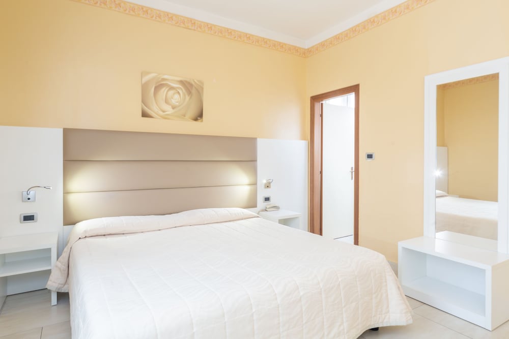 Hotel University 33/66
