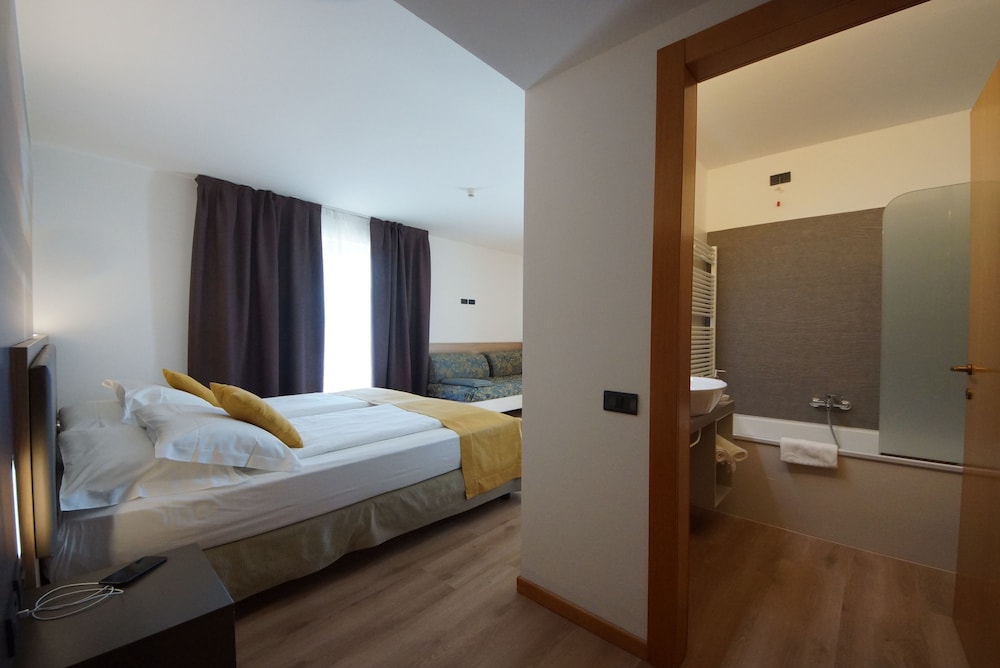 Hotel Ambassador Suite 15/73
