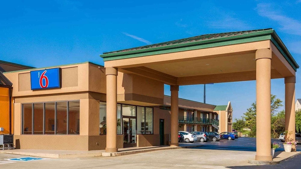 Motel6 Clarksville, TN 53/57