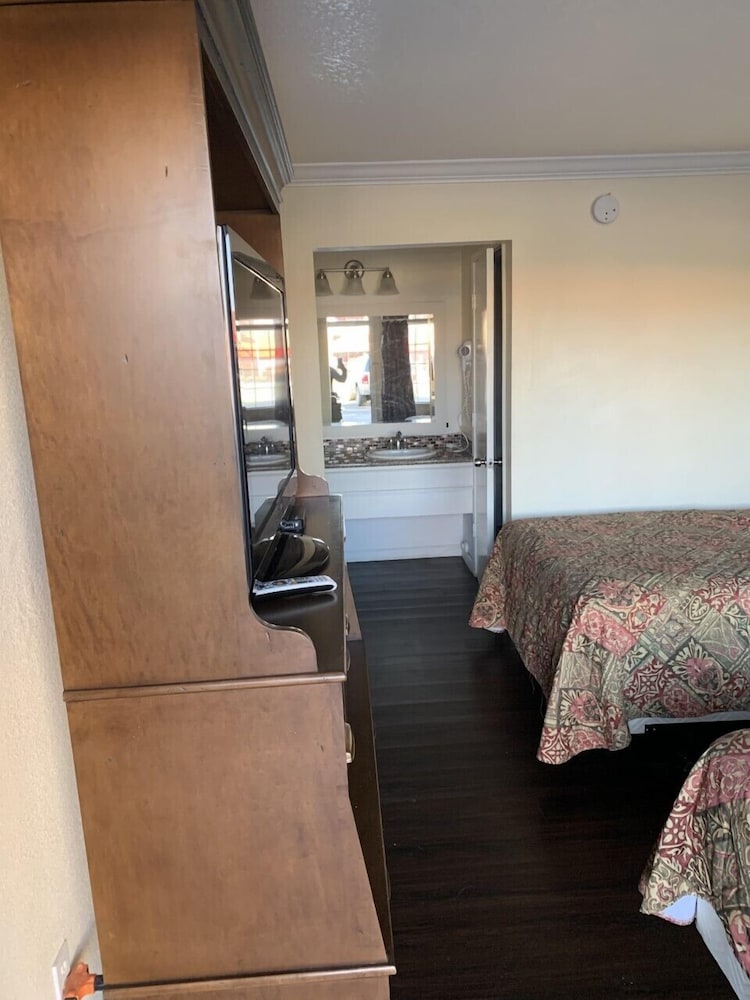 Economy Inn Monterey 22/31
