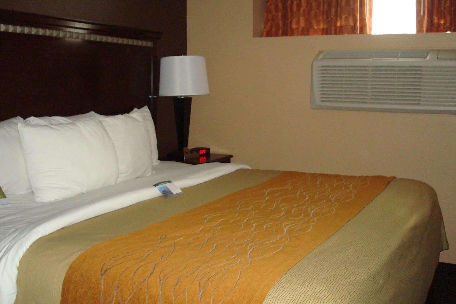 Travelodge by Wyndham Ozone Park 8/19