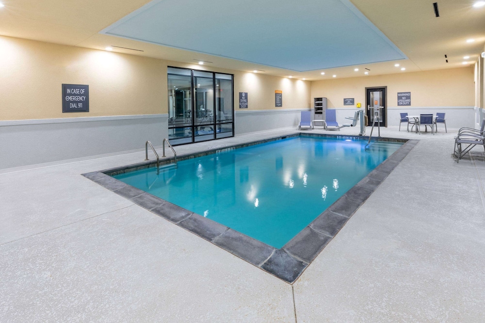 La Quinta Inn & Suites by Wyndham Frisco 1/39