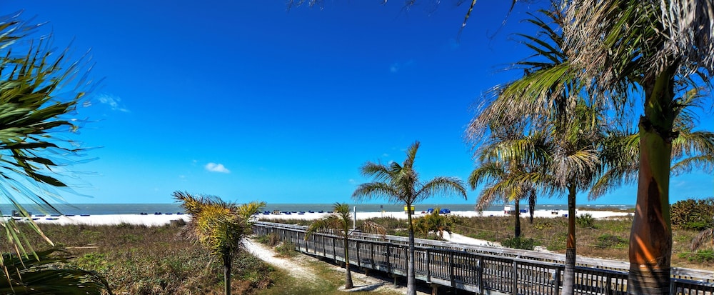 The Beachcomber St. Pete Beach, Outset Collection by Hilton 4/40
