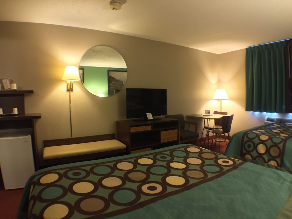 Super 8 by Wyndham Niagara Falls NY 19/25
