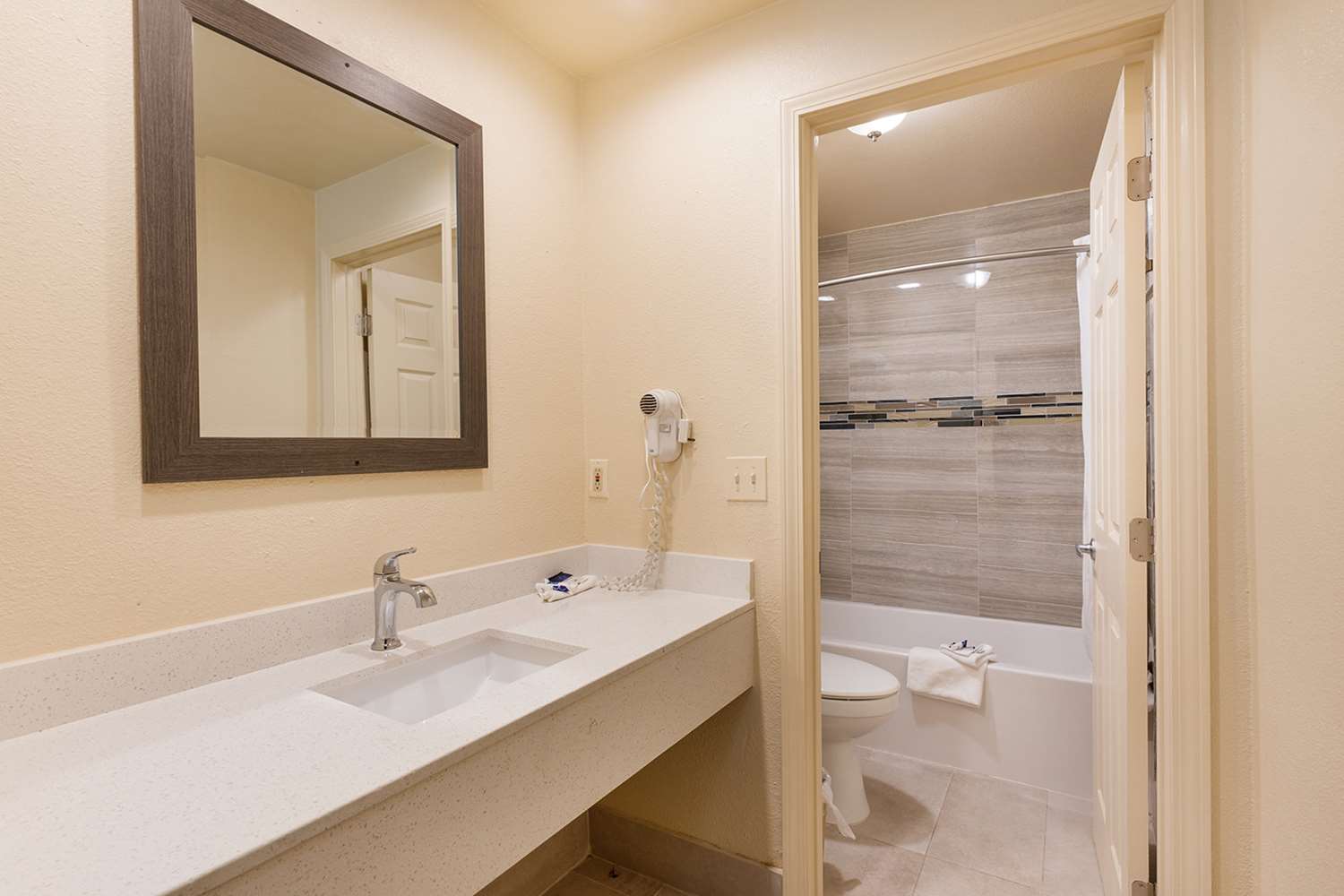 Americas Best Value Inn & Suites Anaheim Convention Center 26/27