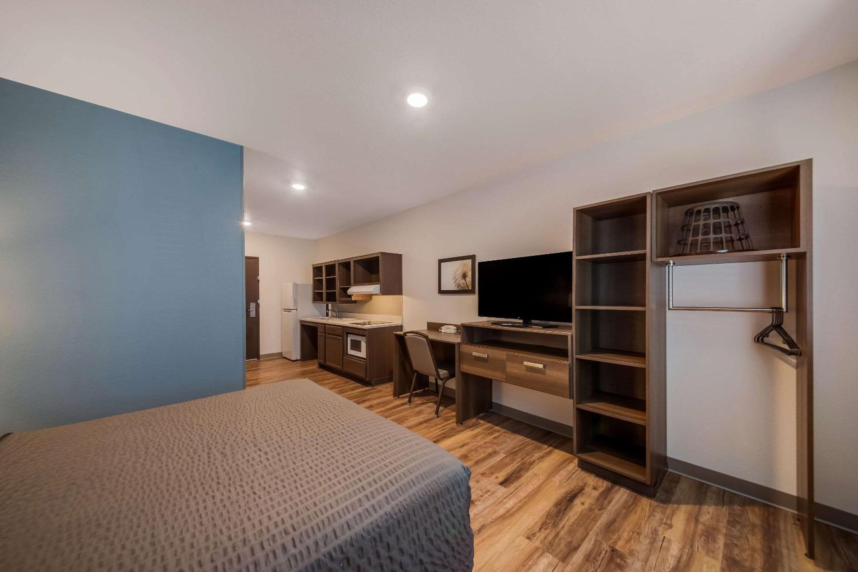 Room, Queen Bed, Sofa, Bathtub, Accessible
