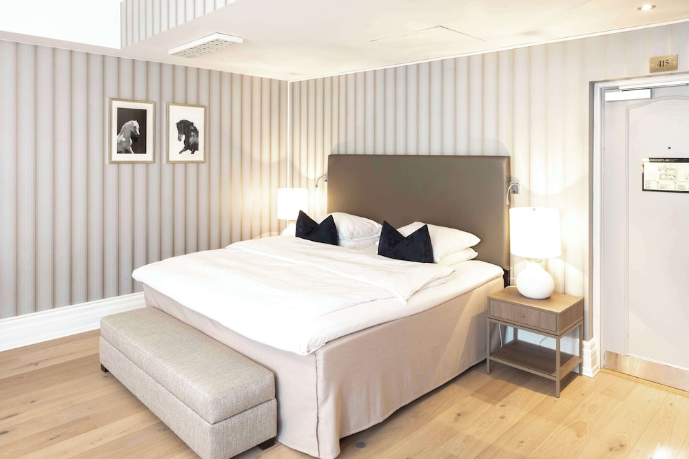 DELUXE, KING BED