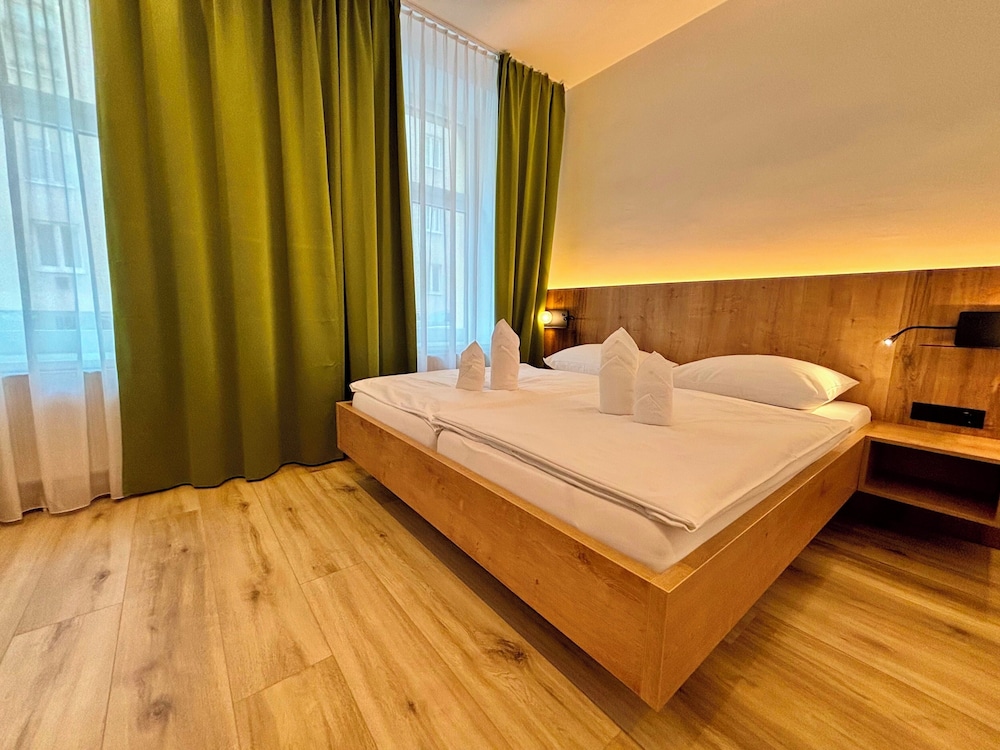 Lucia Hotel 10/46