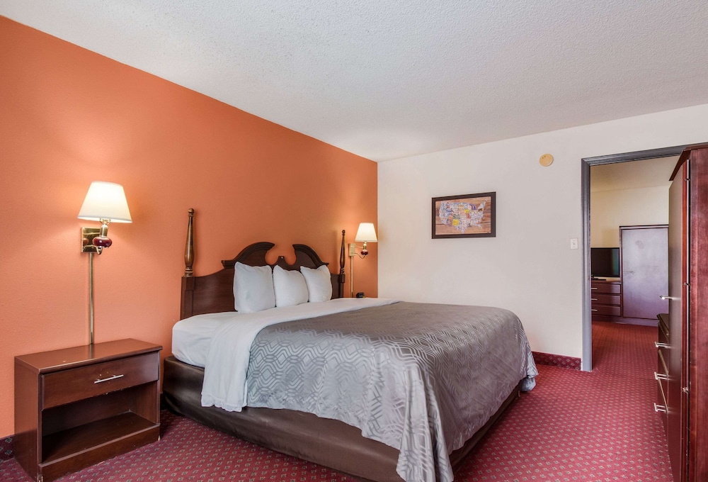 Econo Lodge Inn & Suites Chambersburg Central 16/27