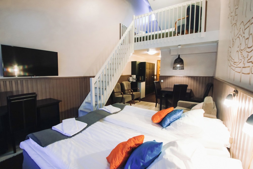 غرفة عائلية بأربعة أسرّة مع أريكة في الملحق، Hullu Poro Hotel 6/9