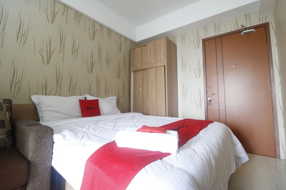 RedDoorz Apartment @ Green Lake View Ciputat 7/18