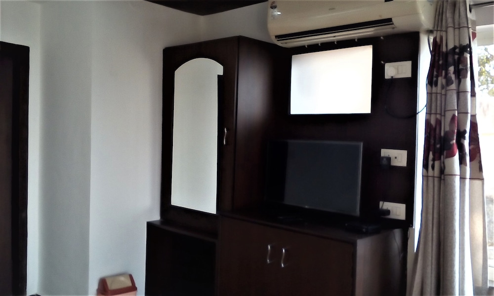 Hotel Ganesha Inn 38/50
