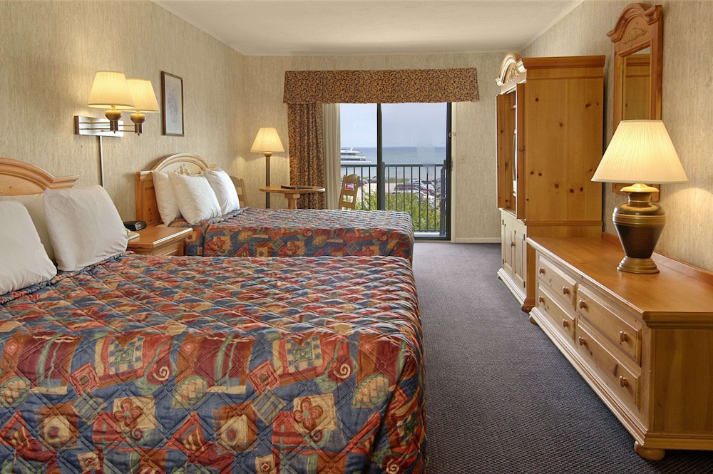 Days Inn By Wyndham Mackinaw City - Lakeview 18/28