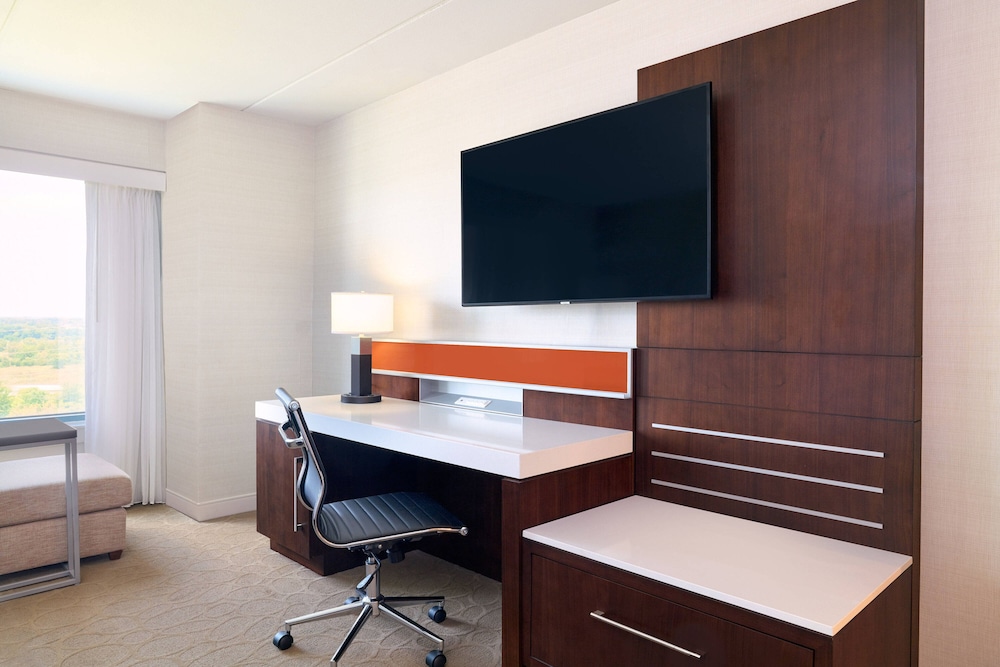 Delta Hotels by Marriott Philadelphia Airport 42/48