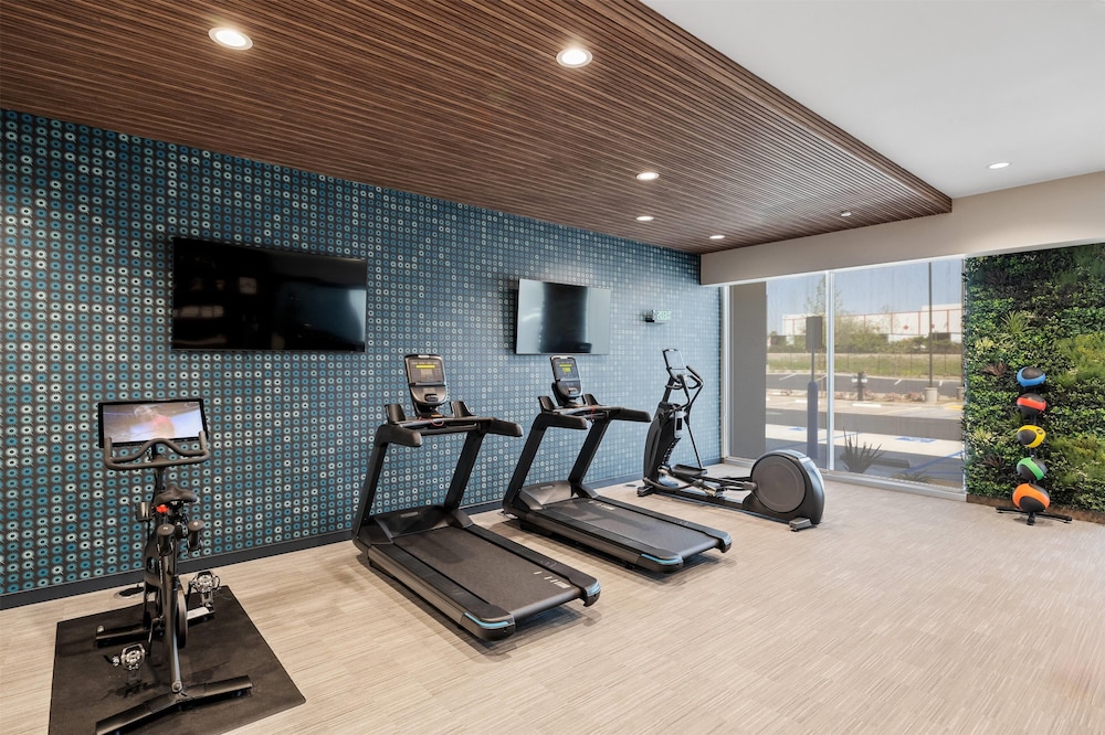 La Quinta Inn and Suites by Wyndham La Habra 35/60
