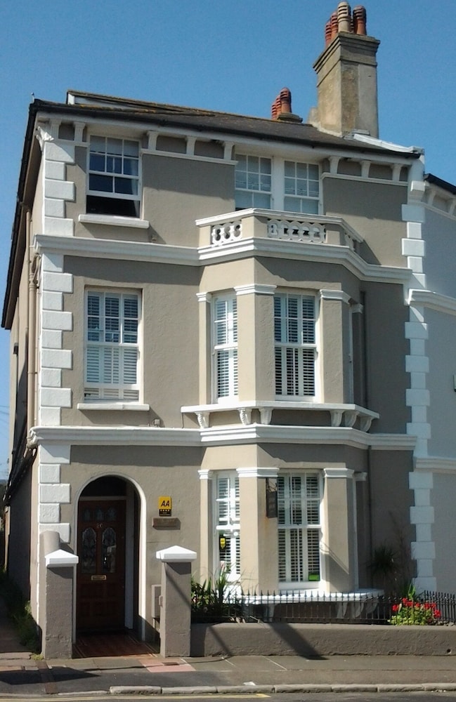 Gyves Guest House 2/17