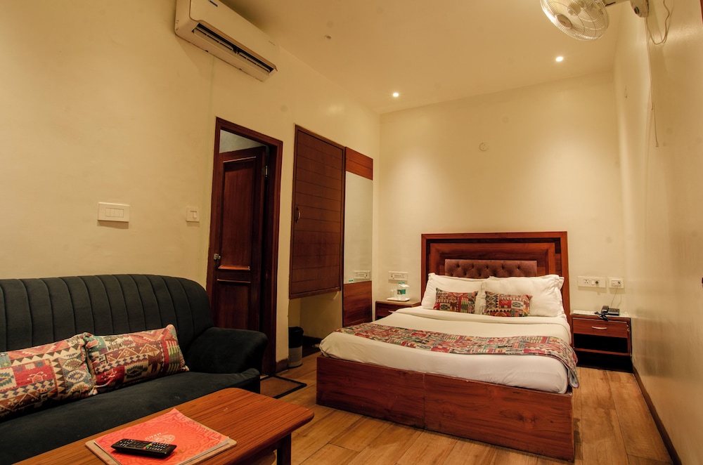 Jullundur Hotel 10/49