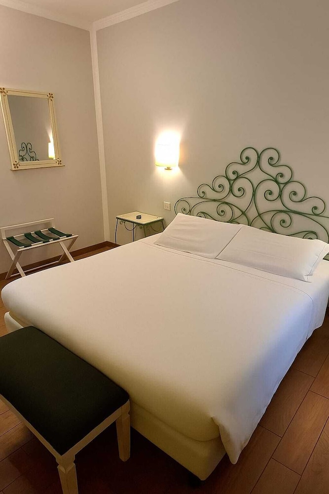 ROOM, DOUBLE BED
