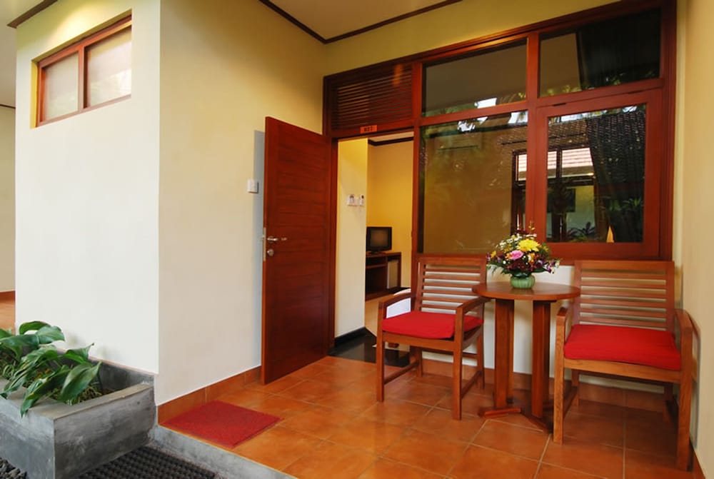 YULIA BEACH INN 48/67