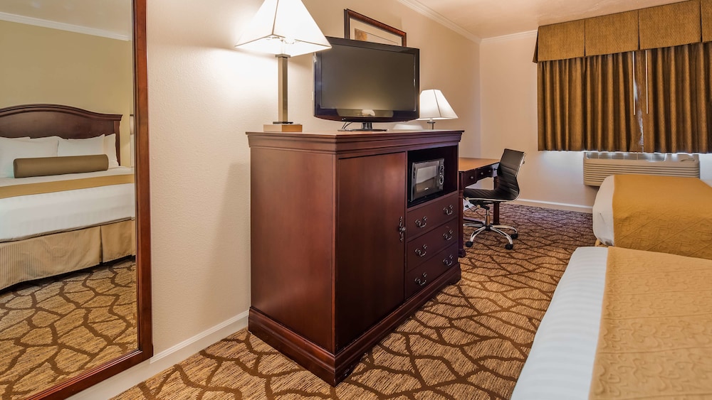Best Western Salinas Monterey Hotel 33/37