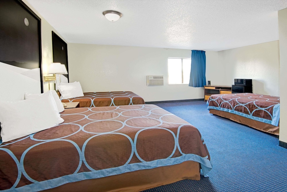 Super 8 by Wyndham Las Cruces University Area 10/21