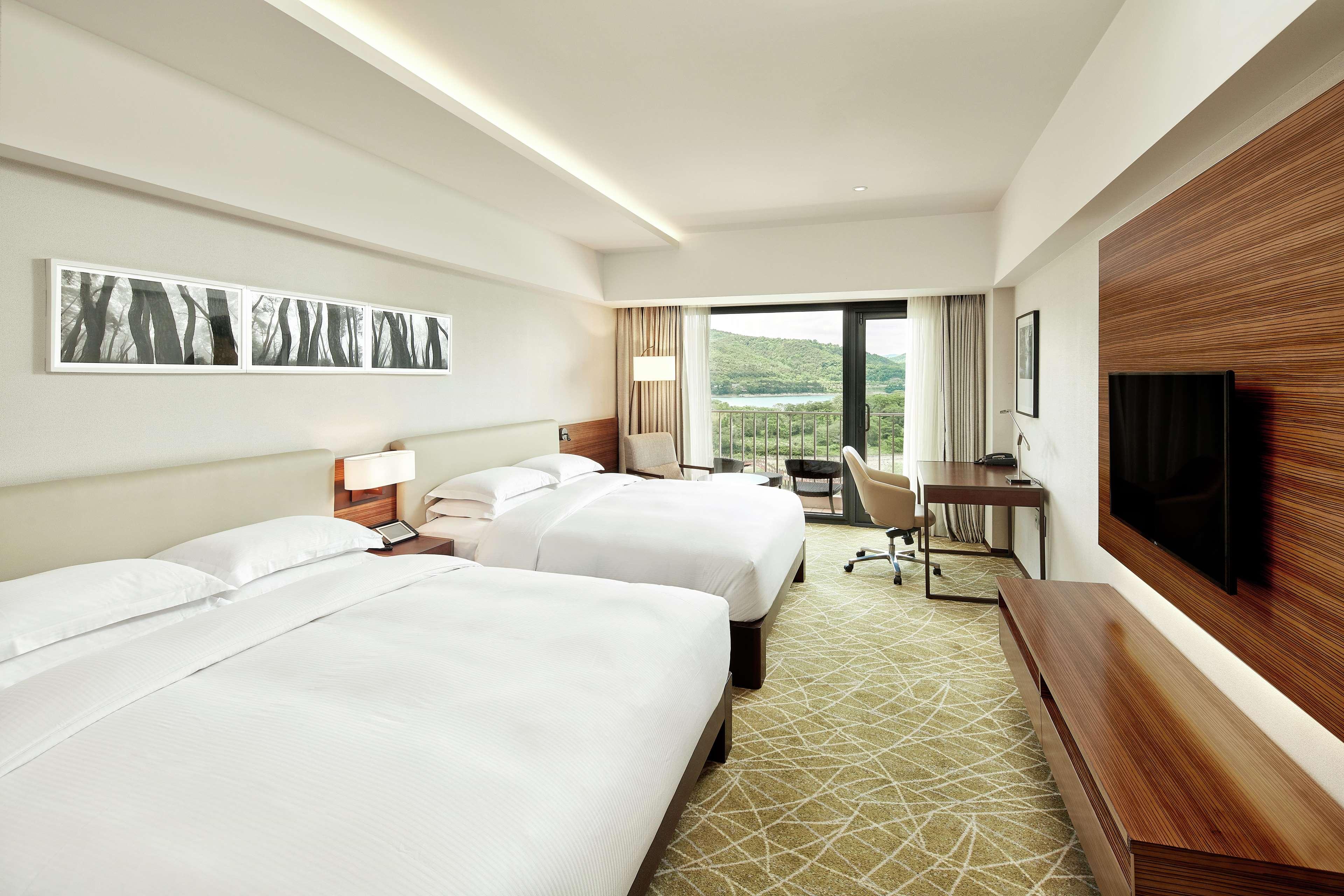 PREMIUM, 2 KING BEDS, LAKE VIEW