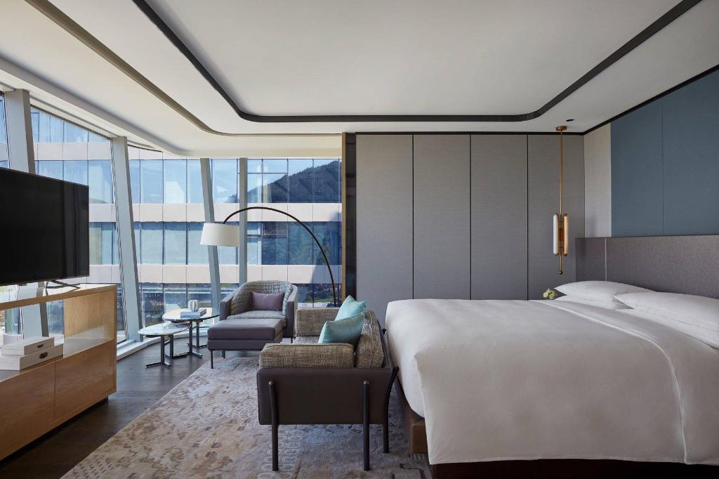 1 Bedroom, Suite, King Bed, Lake Front, Executive Lounge Access