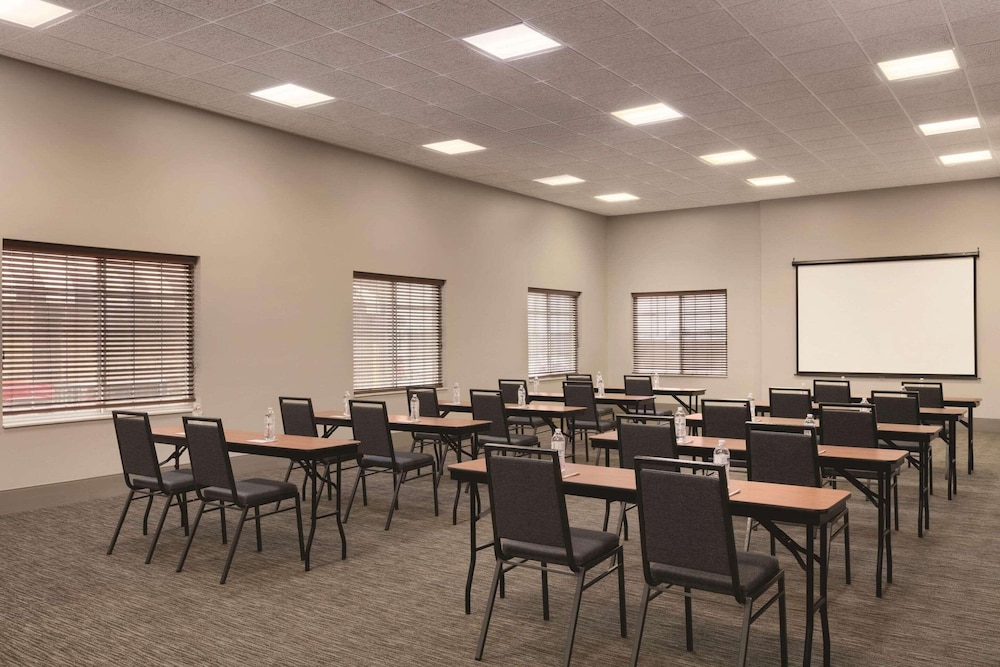 Country Inn & Suites by Radisson, London, KY 38/41