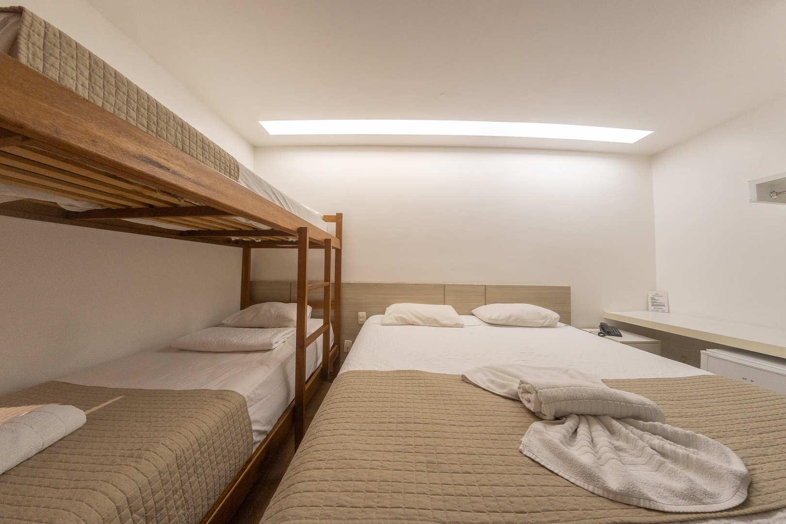 Room, Quadruple