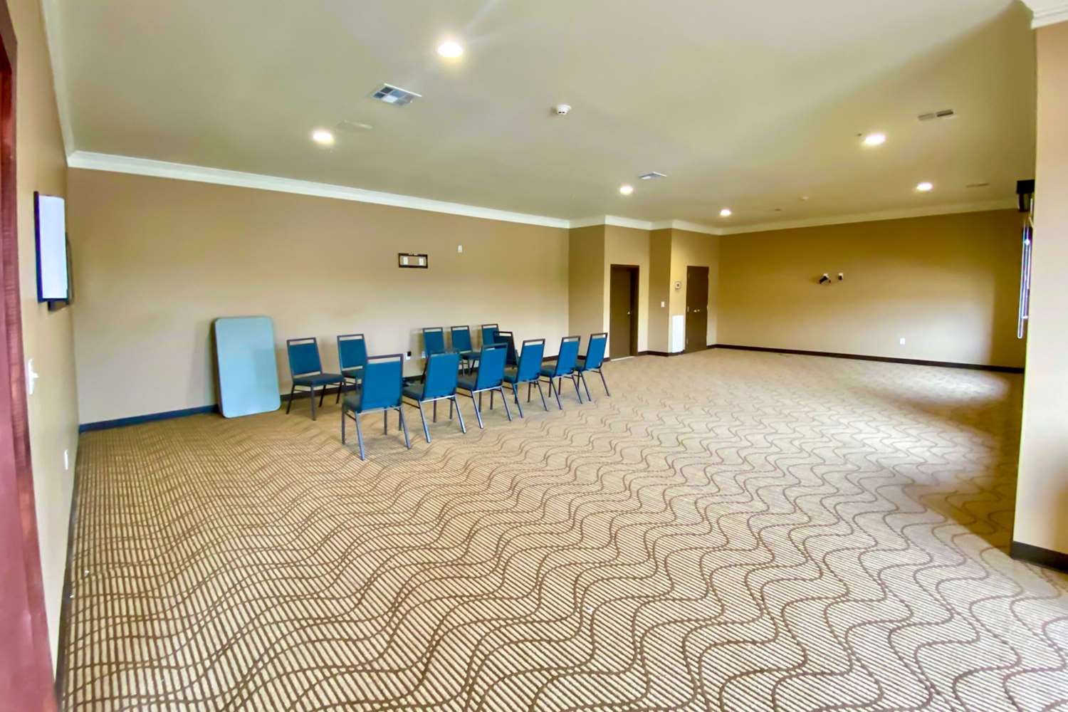 Comfort Inn and Suites Harrah 17/23