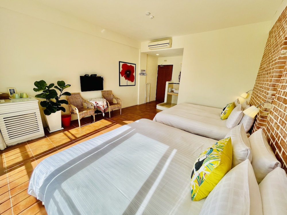 Spoondrift Hostal 6/49
