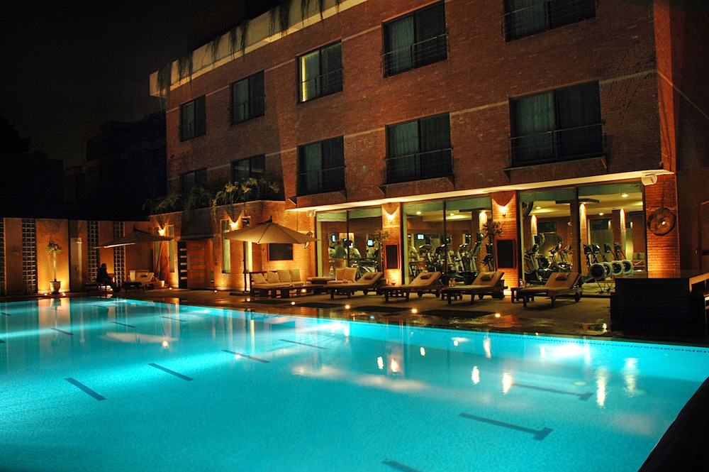 The Residency Hotel 2/43
