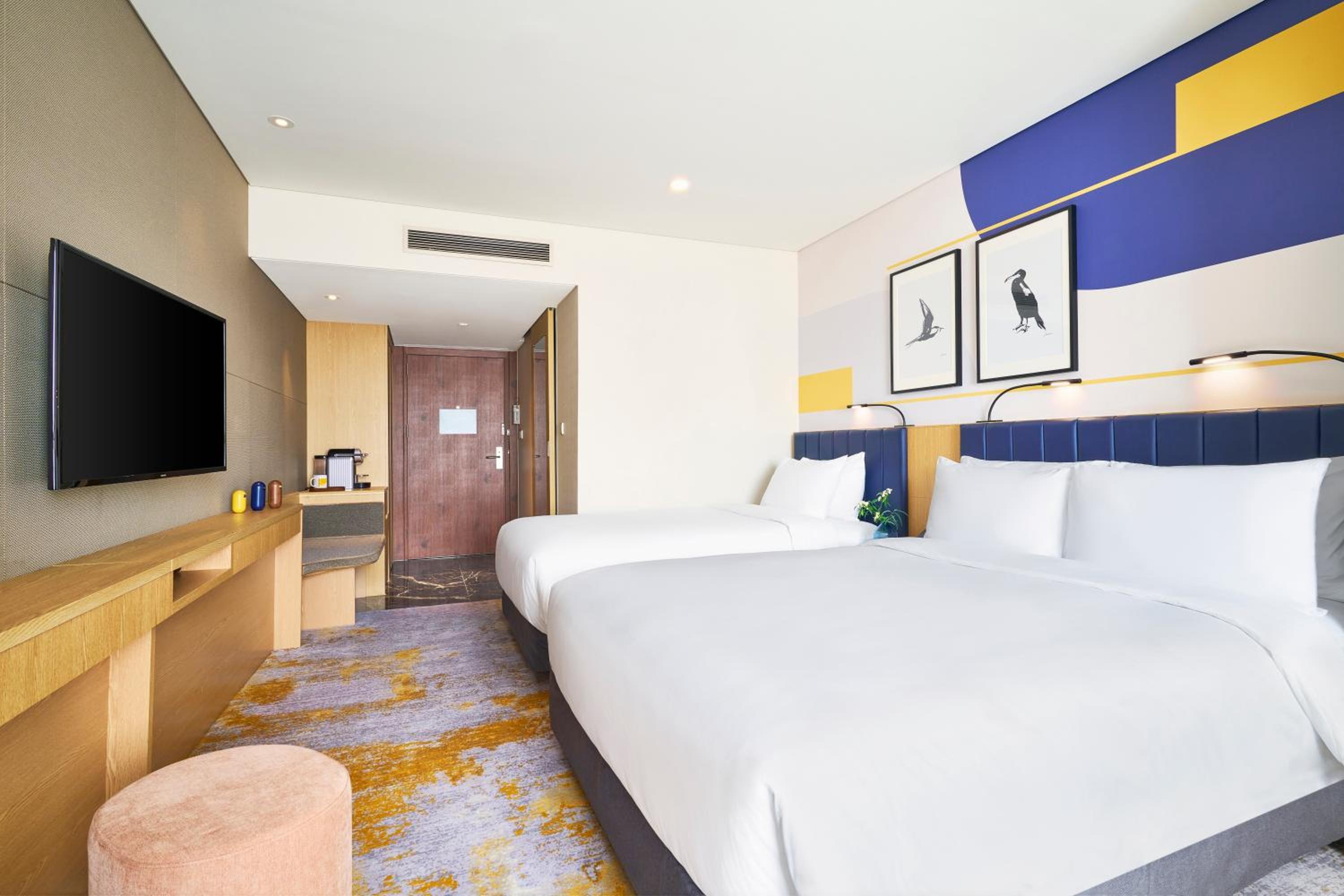 Premium, Queen Bed, Mountain View, Lounge Access