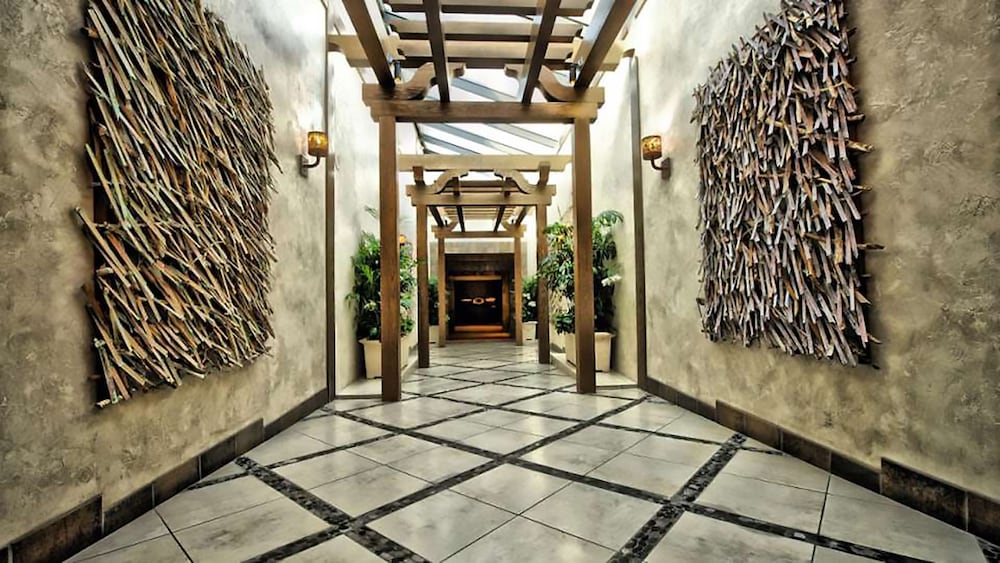 Signature Affordable Luxury Hotel 22/24