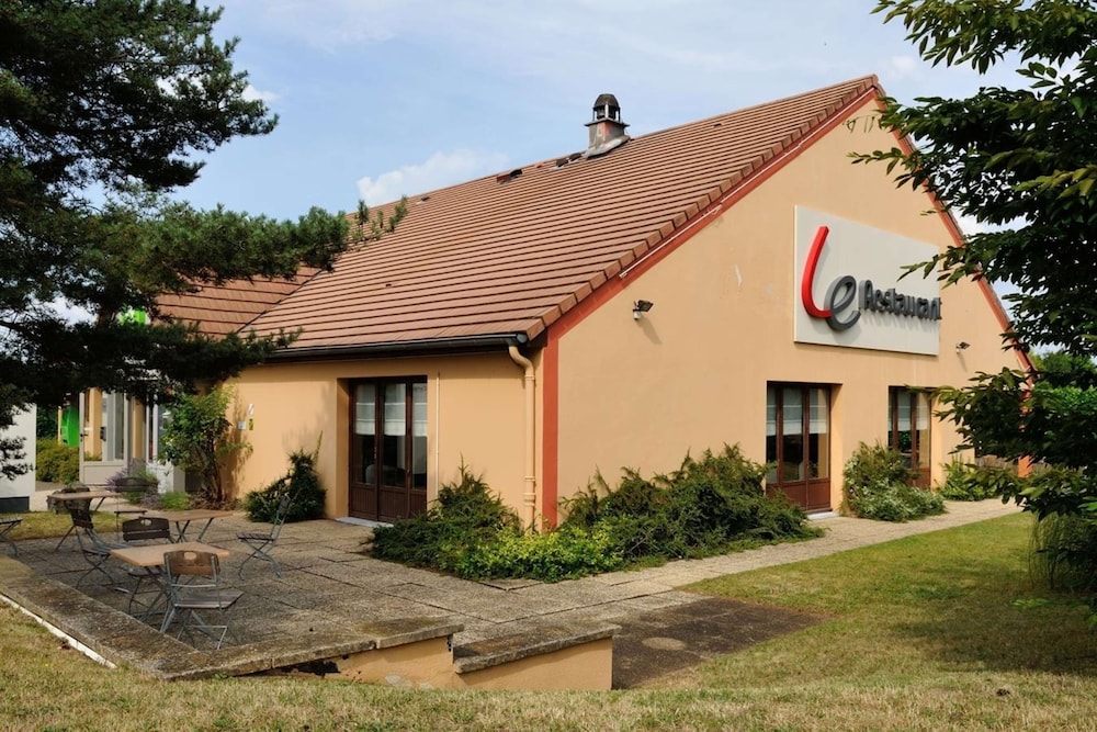 CAMPANILE MOULINS - AVERMES in AVERMES