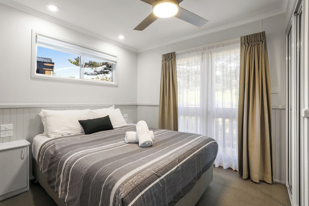 Spa, Cabin, Queen and Twin Beds, Beach Side