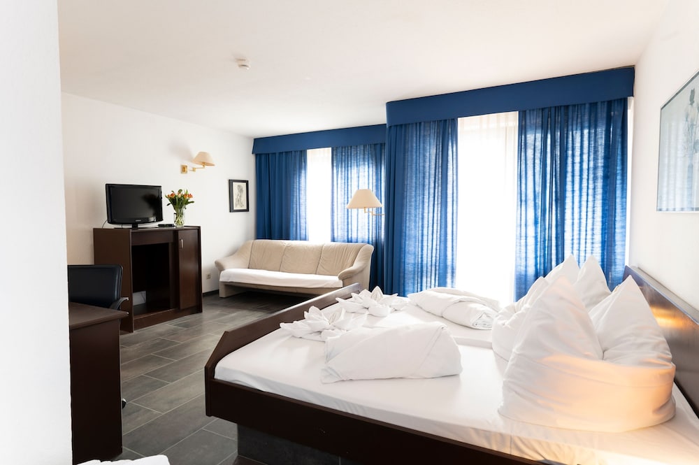 ROOM, QUADRUPLE