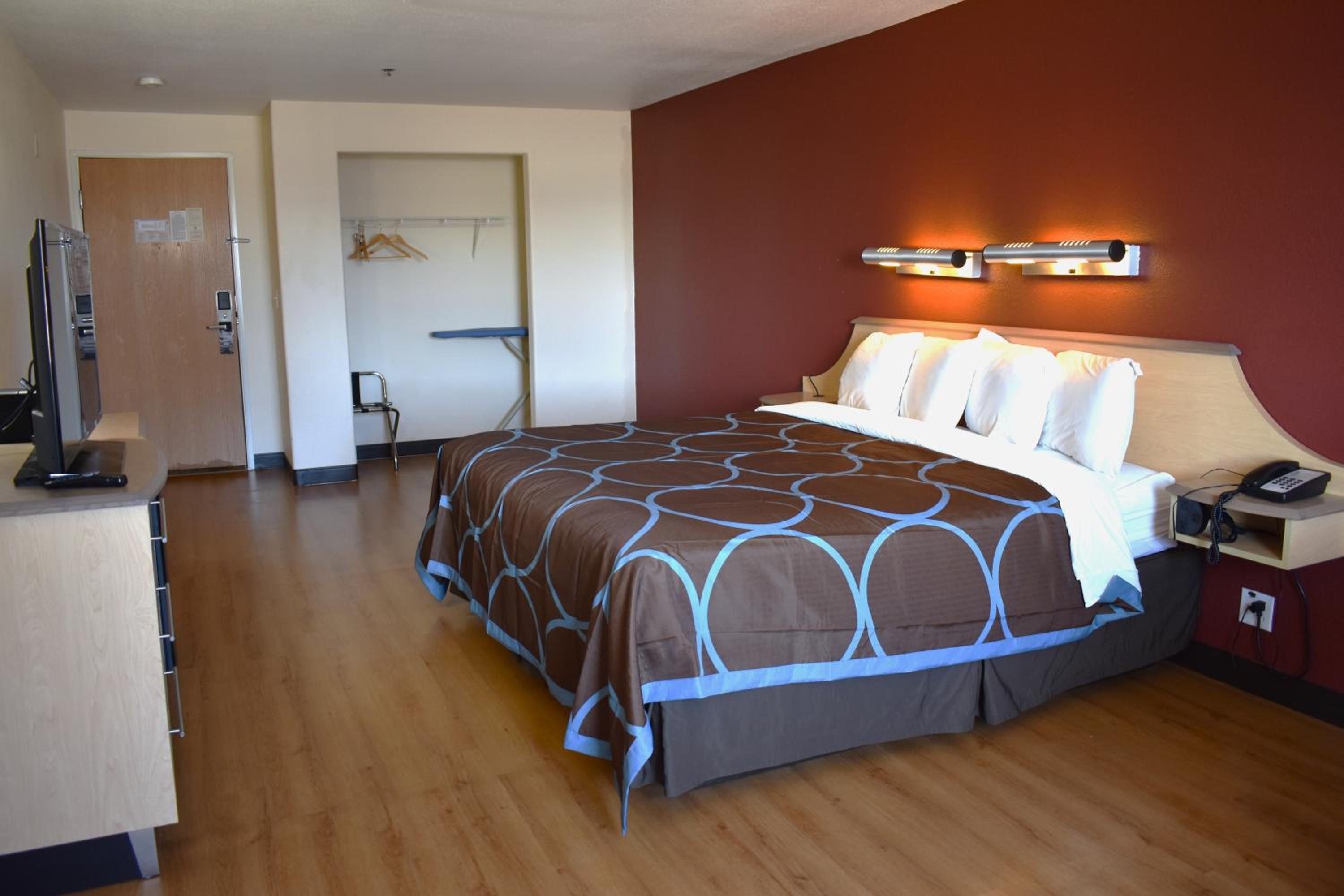 غرفة بسرير كينج بحوض استحمام لذوي الإعاقة، Super 8 by Wyndham New Braunfels I-35 2/6