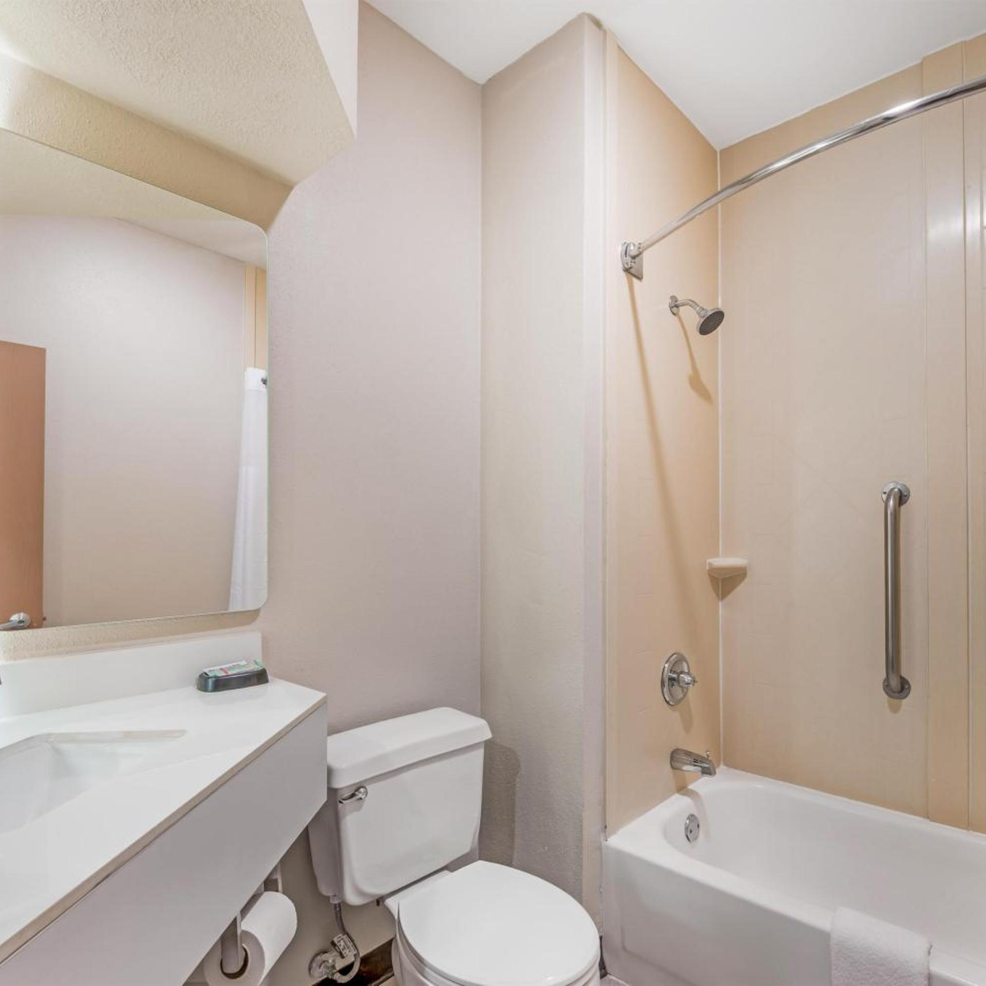 غرفة بسرير كينج بحوض استحمام لذوي الإعاقة، Best Western Forsyth - Decatur 4/4