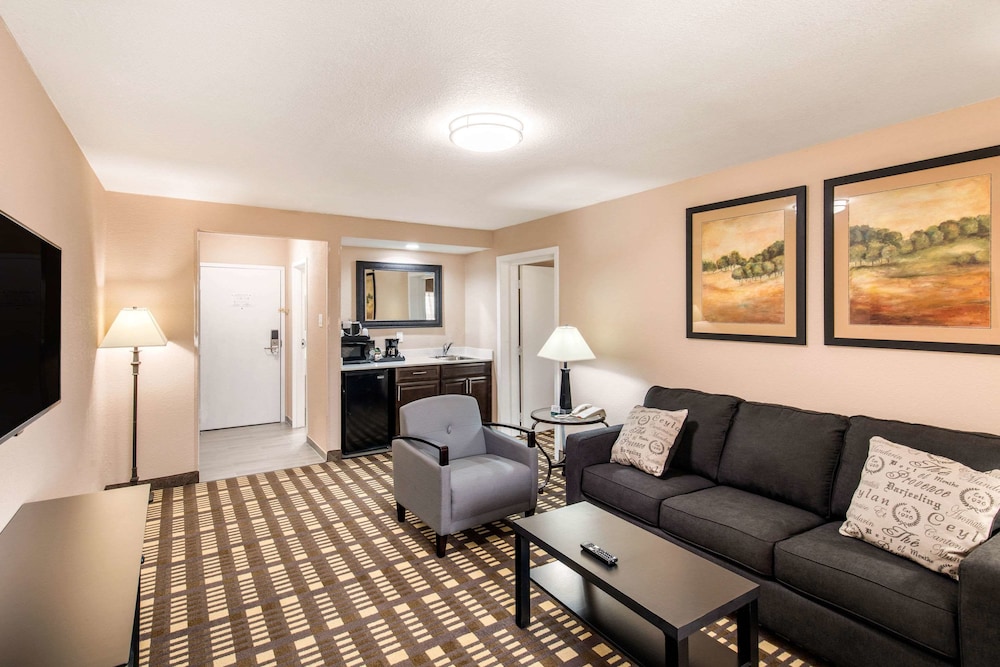 QUALITY INN AND SUITES PLANO EAST RICHARDSON 36/62