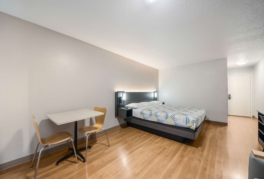 Motel6 Laredo, TX - North I-35 17/55