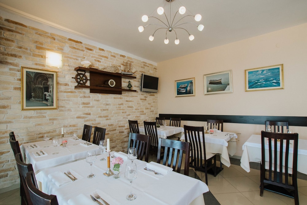 Hotel Vila Tina 34/50