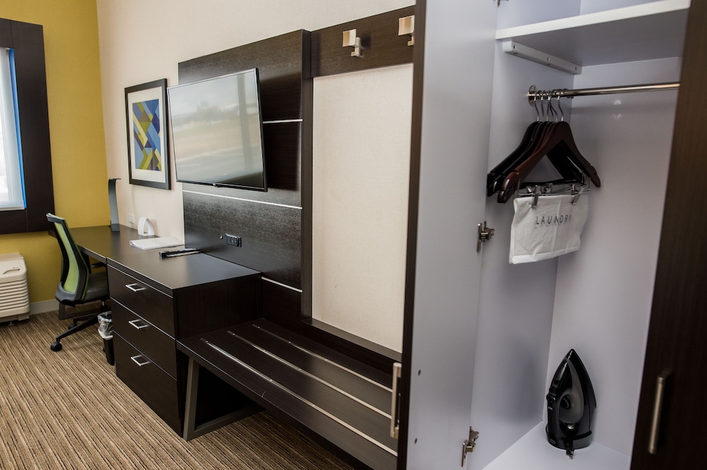 HOLIDAY INN EXPRESS & SUITES MARIETTA 34/35