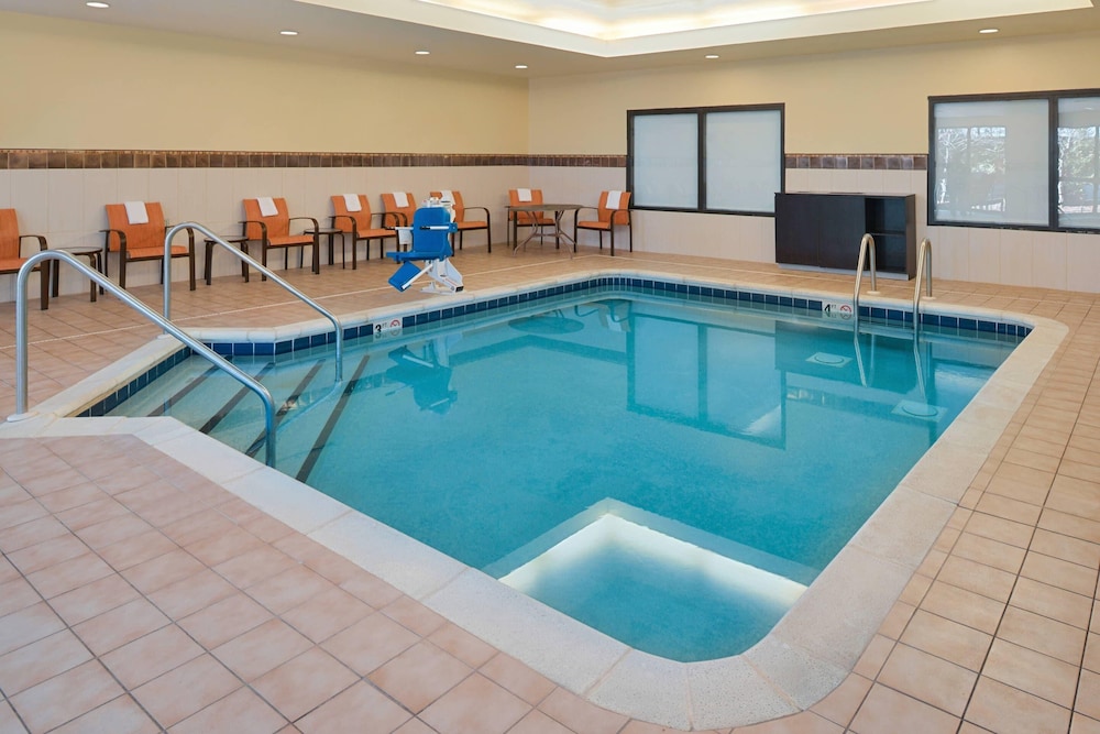 Country Inn & Suites by Radisson, Brown Deer - Milwaukee North 40/65