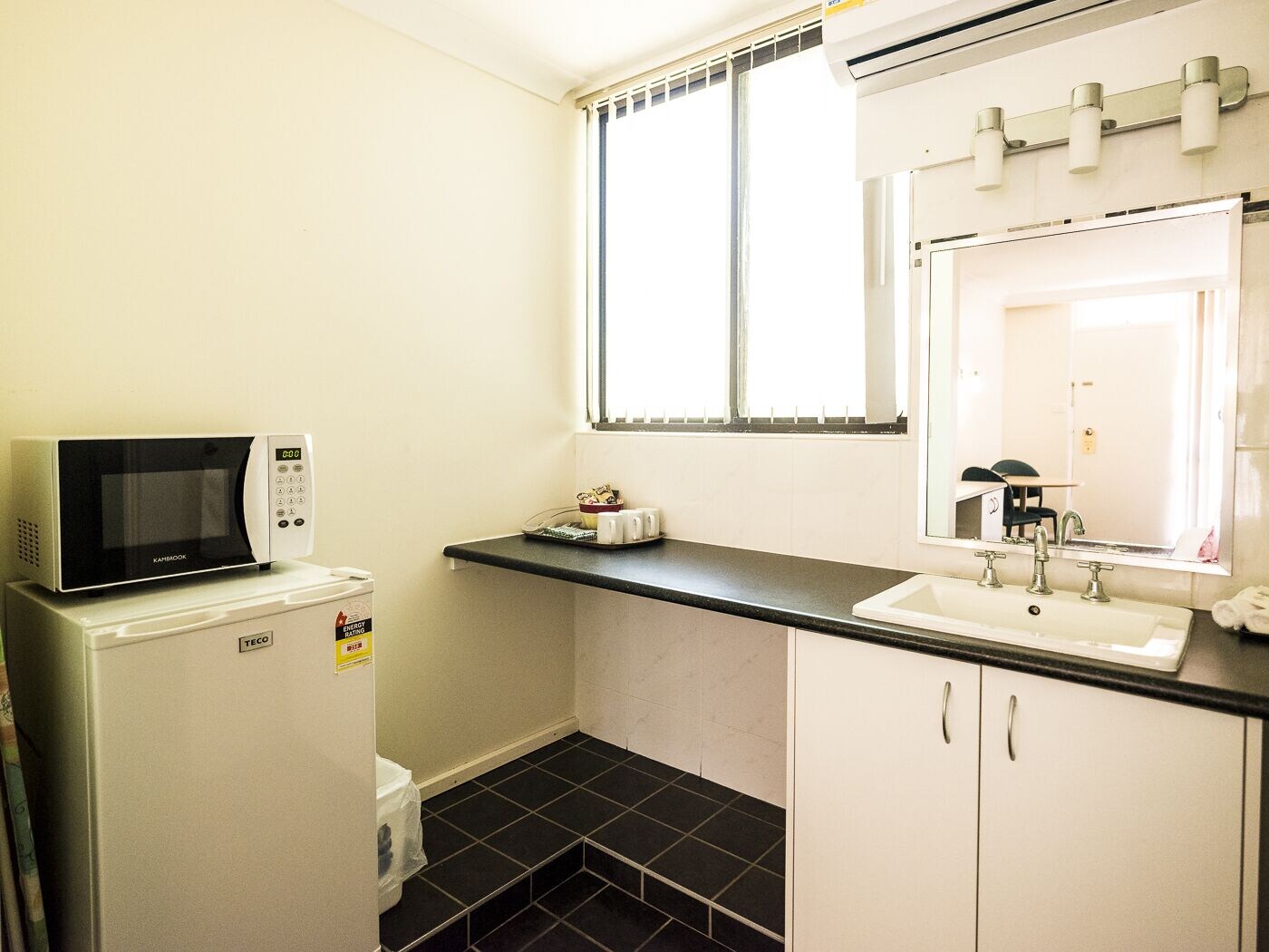 Motel, Deluxe, 1 Queen and 1 Single Bed، Plainsman Motel 8/8
