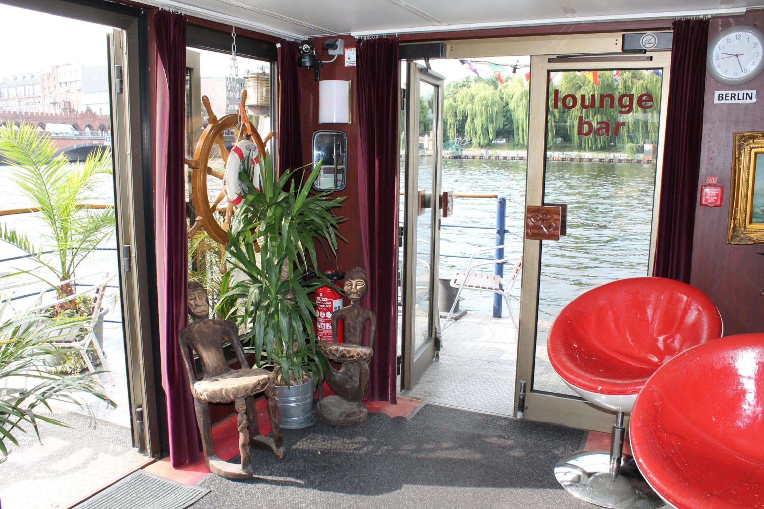 Eastern Comfort Hotel & Hostelboat 8/58
